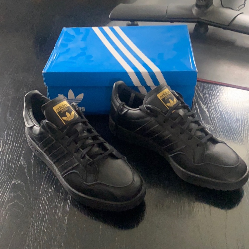 Adidas team court black men’s size 11.5 NWT